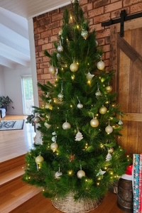 decorated-tree-in-home